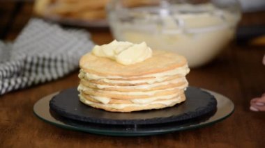 Evde Napolyon kek katmanları yapma: pişmiş pasta muhallebi koyarak.