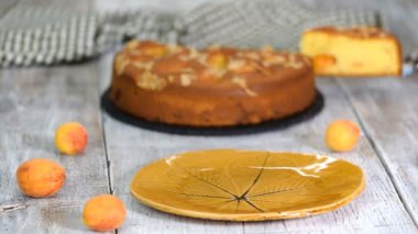 parça kayısı ve bademli kek.