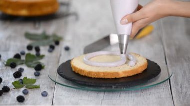 Mutfakta böğürtlenli kek yapan bir şekerci var. Ev yapımı hamur işi, kek pişirme. Seri