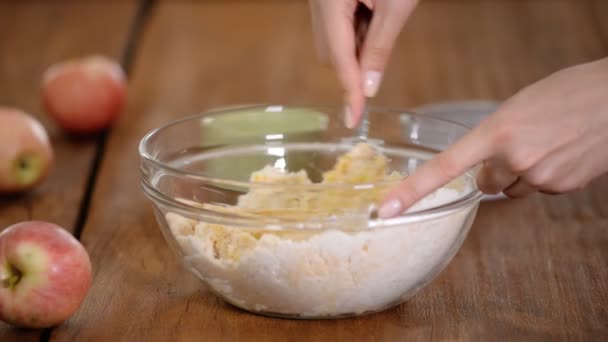 A mulher na cozinha faz massa para torta de maçã . — Vídeo de Stock