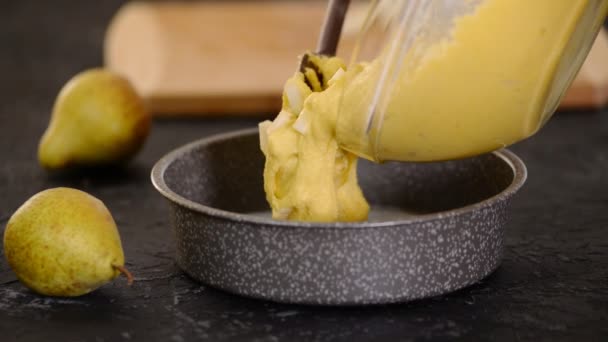 Proceso de hacer un delicioso pastel de pera. Verter la masa en una bandeja para hornear. Serie — Vídeo de stock