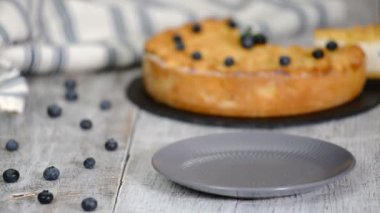 Tabakta yaban mersinli cheesecake.