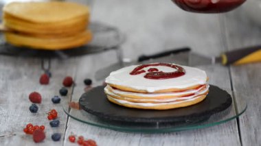 Böğürtlenli kek yapma süreci.