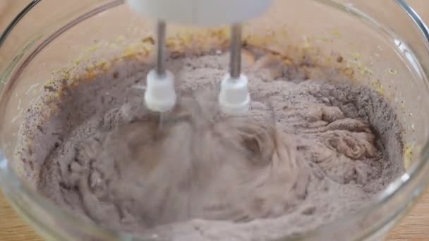 Menger zweepslagen chocolade deeg. Mengen van cacaopoeder, bloem en eieren. Chocoladelaag cake maken. Serie. Chocoladededeeg. — Stockvideo