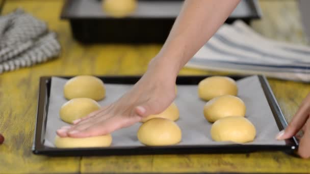 Výroba pekárenských výrobků v pekárnu. — Stock video