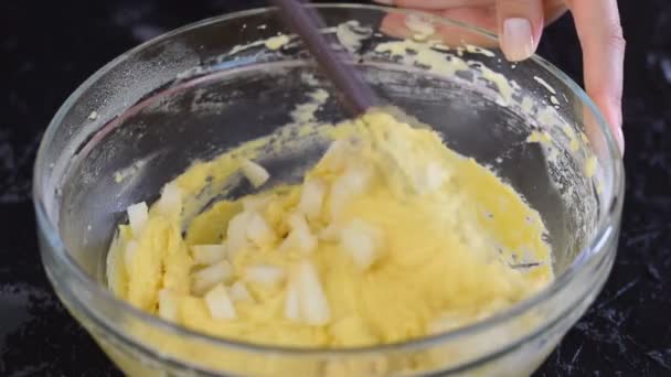 Prozess der Herstellung von leckerem Birnenkuchen. Serie. — Stockvideo