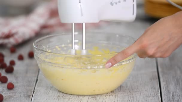 Beat the batter with a mixer. The concept of homemade pastry, cooking cakes. — Stock Video