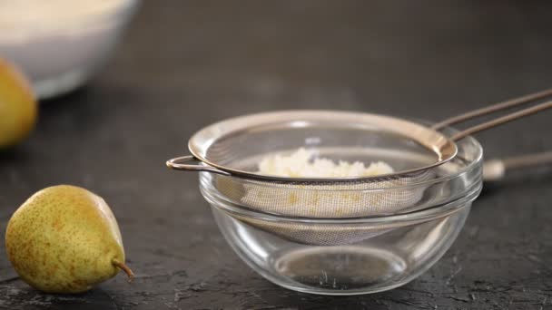 Mujer pastelera limpia queso a través de un tamiz . — Vídeos de Stock