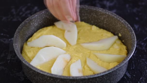 Διαδικασία παρασκευής νόστιμα κέικ αχλάδι. — Αρχείο Βίντεο