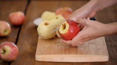 Yakın çekim güzel kadın ellerini tutun ve kırmızı elma soyma.