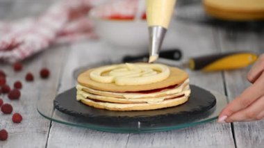 Kadın mutfakta çıplak kek yapmak.