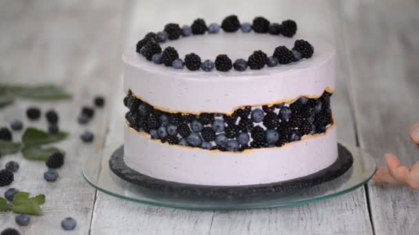 Cukrárna zdobí krásný dort s borůvkami a ostružinami. — Stock video