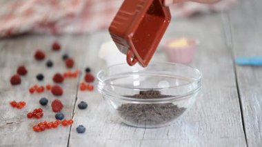 Mutfaktaki kadın çikolatalı ganache yapıyor. Çikolatalı tatlı yapıyorum..