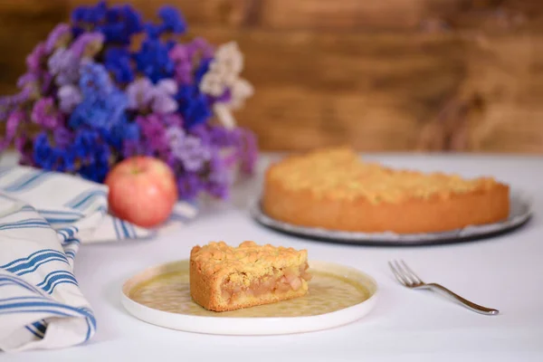 O bucată de plăcintă cu mere pe culise albă . — Fotografie, imagine de stoc