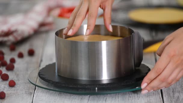 Cukiernik robi ciasto warstwowe w pierścieniu ciasta. — Wideo stockowe