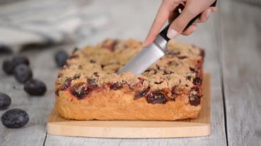 Kadın Eli Erikli Keki Kesiyor.