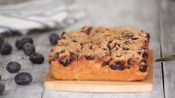 Pflaumenkuchen mit Krümel. Süßspeisen. — Stockvideo