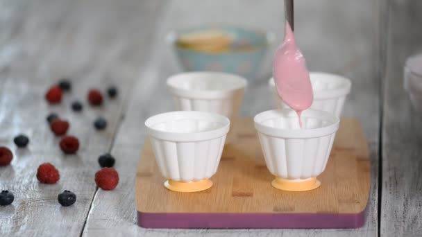Processo passo passo di fare un dessert moderno mousse di bacche. Serie. . — Video Stock