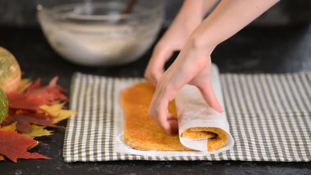 Étape par étape femme faisant gâteau rouleau de citrouille avec fromage à la crème . — Video