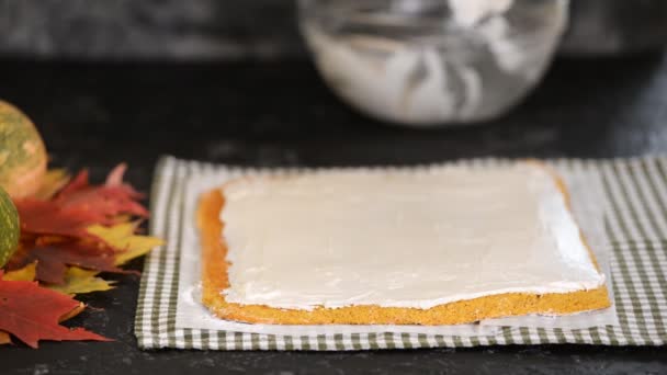 Krok za krokem žena dělá dýňový rollový dort se smetanovým sýrem. — Stock video