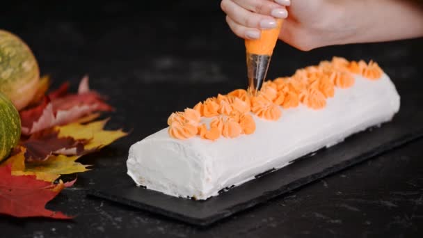 Mujer decora rollo de calabaza con queso crema . — Vídeos de Stock