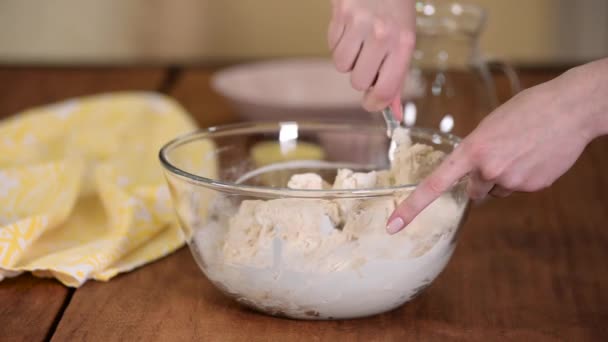 Samice připravuje a hnětá těsto v misce. — Stock video