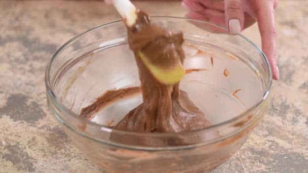 Mélange d'ingrédients pour faire de la pâtisserie au chocolat choux à la maison . — Video