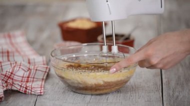 Şef fırıncı çikolatalı pasta hamuruna badem unu ekler..