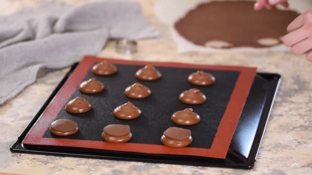 Chef de pastelaria decora profiteroles crus com massa de chocolate shortcrust . — Vídeo de Stock