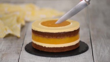 Şeftalili krema ve jöleli ev yapımı çikolatalı kek kesiyorum..