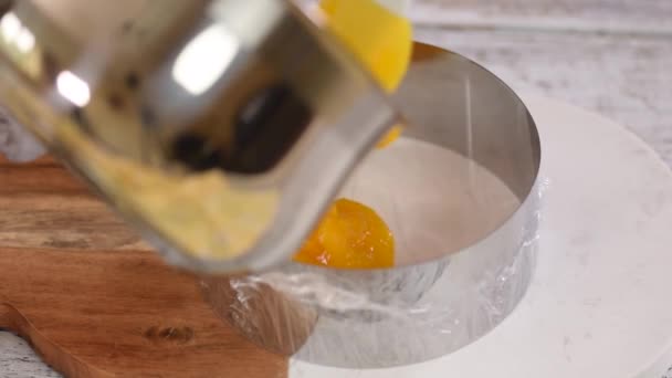 Pfirsichgelee in den Metallring gießen. Pfirsichfüllung für Moussekuchen. — Stockvideo
