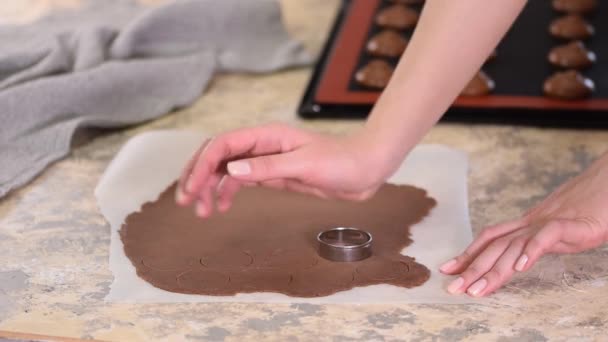 Mulher cortando massa de chocolate shortcrust em círculos. Fazendo Choux Buns com Craquelin . — Vídeo de Stock