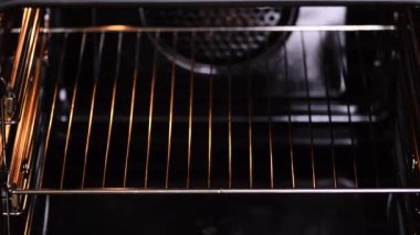 Fırına çiğ kek koyuyorum..