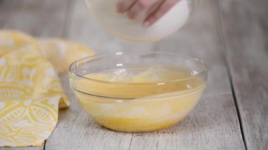 Pasta şefi pasta için şeftali kreması yapıyor..