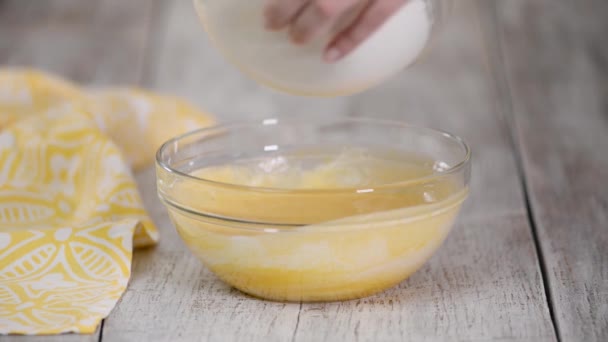 Cukrář peče broskvovou pěnu na dort. — Stock video
