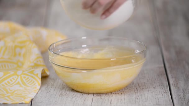 Pastelero haciendo mousse de melocotón para pastel . — Vídeo de stock