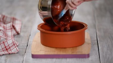 Kiraz jölesini silikon kalıba döküyorum..
