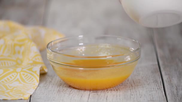 Chef pâtissier faisant de la mousse de pêche pour gâteau . — Video