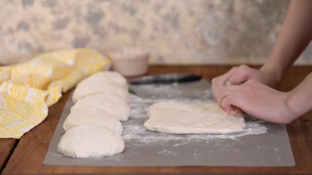 A mulher faz baguetes caseiras. Baguete artesanal orgânica pão francês tradicional. — Vídeo de Stock