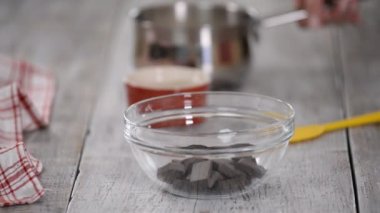 Çikolatayı sıcak kremalı Ganache 'ye dönüştürmek.