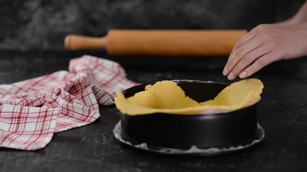 집 부엌에 있는 케이크 틀에 반죽을 넣는 소녀. — 비디오