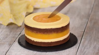 Şeftalili krema ve jöleli ev yapımı çikolatalı kek kesiyorum..