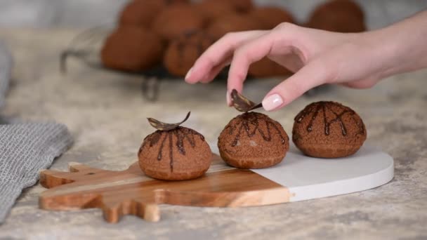 Decorating Choux au Craquelin with chocolate. Delicious French dessert. — Stock Video