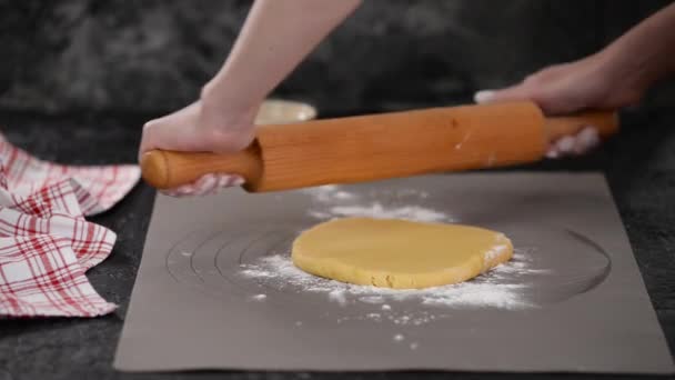 Mulher rolar a massa com caneta rolante. Rolar a massa para tortas . — Vídeo de Stock