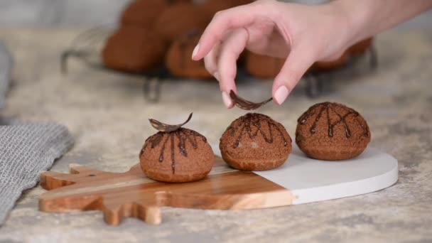 Zdobení Choux au Craquelin s čokoládou. Lahodný francouzský dezert. — Stock video