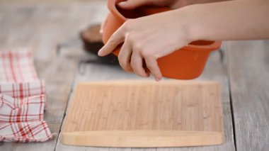 Şef dondurulmuş kiraz jölesini şekerleme formundan alıyor..