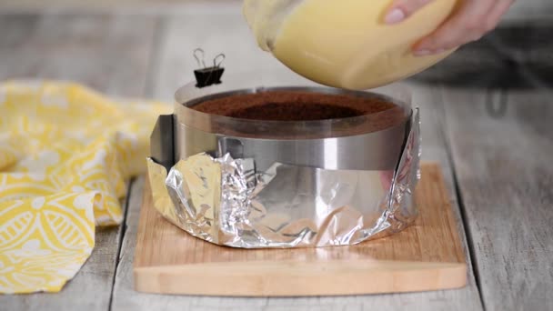 Confectioner gör fransk persika mousse kaka. Steg för steg process. — Stockvideo