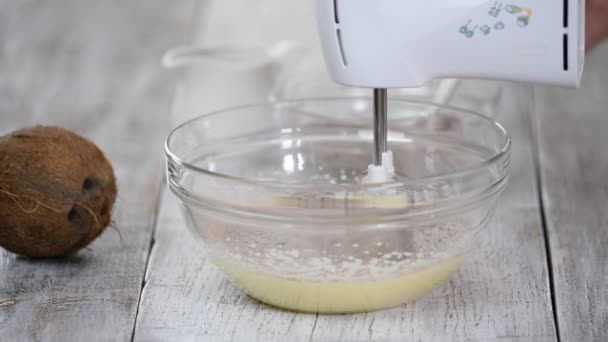 Chef prepara massa para assar. Adicionando farinha em tigela de vidro e mexendo com misturador . — Vídeo de Stock