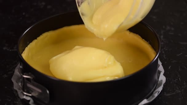 Жінка робить смачний пиріг з ванільним пудингом на кухонному столі . — стокове відео