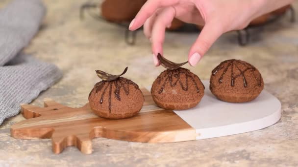 Decoração Choux au Craquelin com chocolate. Deliciosa sobremesa francesa . — Vídeo de Stock